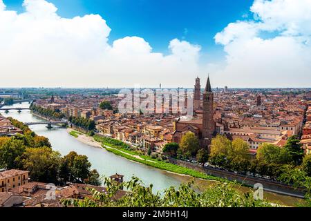 Verona città paesaggio con cielo blu. Splendida vista su Verona con Castel San Pietro e l'Adige. VERONA, ITALIA. Foto Stock