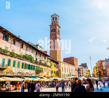 VERONA, 26 SETTEMBRE 2019: Piazza delle Erbe è una piazza di Verona. Lamberti Torre e colonna di San Marco. Foto Stock