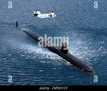 Marinai DELLA US Navy (USN) a bordo di una classe non identificata USN LOS ANGELES: Condotta sottomarina attacco personale di emergenza trasferimento Hoist formazione con un USN CH-46 Sea Knight Helicopter da Helicopter Combat Support Squadron Five (HC-5) ad Apra Harbor, Guam. Base: Apra Harbor Stato: Guam (GU) Nazione: Isole Marianne Settentrionali (MNP) Foto Stock