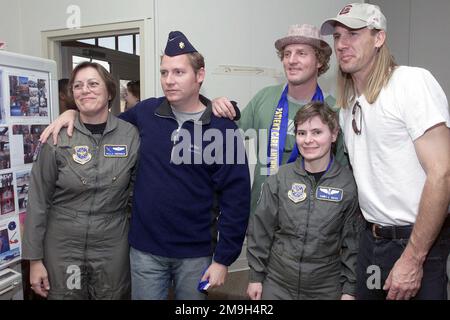 US Air Force (USAF) Major (MAJ) Paula Sherman (a sinistra) e MAJ Cindy Glass posano per una fotografia con un membro del gruppo musicale 'Hootie and the Blowfish' presso McGuire AFB, New Jersey, durante la prima tappa del loro United Service Organization (USO) Homeland Heroes Tour. Base: McGuire Air Force base Stato: New Jersey (NJ) Paese: Stati Uniti d'America (USA) Scene Major Command mostrato: Air Mobility Command Foto Stock