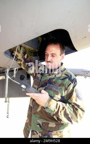 Tecnico Sergente (TSGT) Mike Nuoffer, un meccanico a getto con la 128th Air Refueling Wing (ARW), Wisconsin Air National Guard (ANG), scarica i dati del motore da un KC-135 Stratotanker aereo di rifornimento presso Moron Air base, Spagna, a sostegno dell'operazione CHE GARANTISCE LA MASSIMA LIBERTÀ. Soggetto operativo/Serie: ENDURING FREEDOM base: Moron Air base Stato: Sevilla Paese: Spagna (ESP) scena comando maggiore mostrato: USAFE Foto Stock