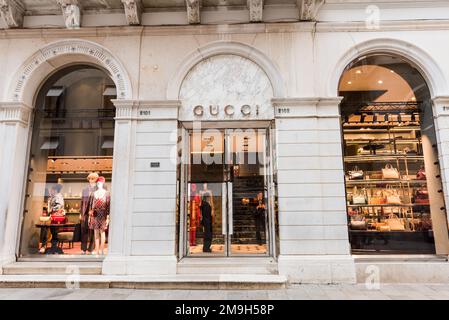 VENEZIA, ITALIA - 24 SETTEMBRE 2019: Negozio GUCCI a Venezia. Strada della moda e dello shopping (Calle larga XXII Marzo). Foto Stock