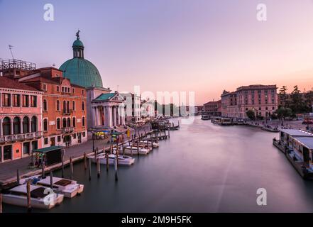 VENEZIA, ITALIA. Vista panoramica del tramonto sulla città di Venezia. Splendida vista al tramonto sul Canal Grande. Vista sul Canal Grande dal Ponte dell'Accademia. Foto Stock