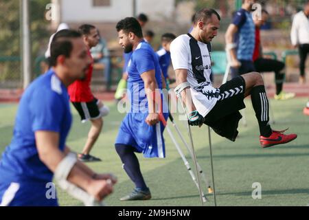 Cairo, Egitto. 13th Jan, 2023. I calciatori di amputee frequentano una sessione di allenamento presso la Samir and Omar Football Academy del Cairo, con sede a Omar, per gli amputei al Cairo, in Egitto, il 13 gennaio 2023. PER ANDARE CON 'caratteristica: L'accademia di calcio fornisce la speranza per gli amputei in Egitto' accreditamento: Ahmed Gomaa/Xinhua/Alamy Live News Foto Stock