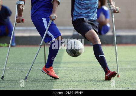 Cairo, Egitto. 13th Jan, 2023. I calciatori di amputee si sfidano durante una sessione di allenamento presso la Samir and Omar Football Academy del Cairo per gli amputei al Cairo, in Egitto, il 13 gennaio 2023. PER ANDARE CON 'caratteristica: L'accademia di calcio fornisce la speranza per gli amputei in Egitto' accreditamento: Ahmed Gomaa/Xinhua/Alamy Live News Foto Stock