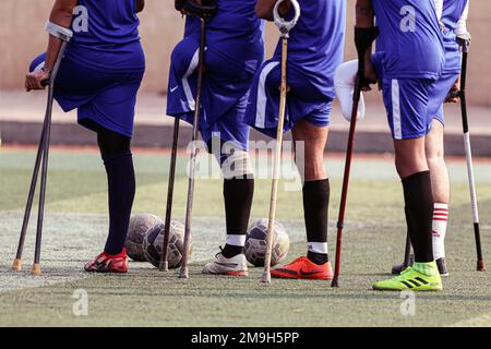 Cairo, Egitto. 13th Jan, 2023. I calciatori di amputee frequentano una sessione di allenamento presso la Samir and Omar Football Academy del Cairo, con sede a Omar, per gli amputei al Cairo, in Egitto, il 13 gennaio 2023. PER ANDARE CON 'caratteristica: L'accademia di calcio fornisce la speranza per gli amputei in Egitto' accreditamento: Ahmed Gomaa/Xinhua/Alamy Live News Foto Stock