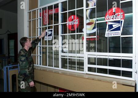 SENIOR AIRMAN (SRA) Dustin Mayberry, impiegato postale, istituisce il primo ufficio postale presso l'aeroporto internazionale di Burgas, Burgas, Bulgaria, a sostegno dell'operazione CHE PERDURERÀ LA LIBERTÀ. Soggetto operativo/Serie: ENDURING FREEDOM base: Borbas International Airport Paese: Bulgaria (BGR) scena comando maggiore mostrato: USAFE Foto Stock