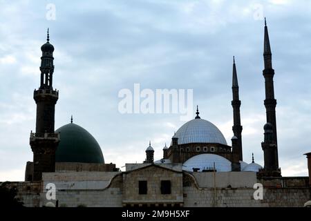 Cairo, Egitto, 7 2023 gennaio: La grande moschea di Muhammad Ali Pasha o moschea di alabastro nella Cittadella del Cairo e il Sultano al-Nasir Muhammad ibn Qala Foto Stock