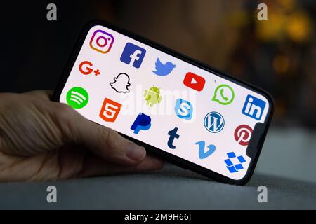 Telefono 14 con la selezione del logo delle app per i social media. 5 gennaio 2023, Londra, Regno Unito Foto Stock