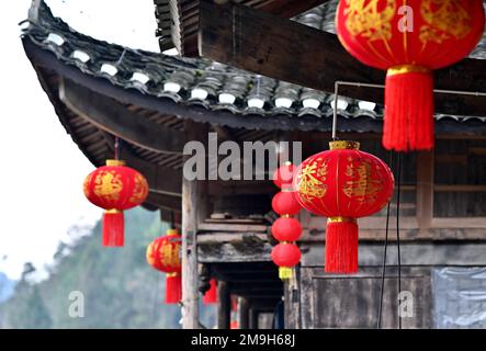 Pechino, provincia cinese di Hubei. 18th Jan, 2023. Le lanterne sono installate su edifici in palafitte di legno nella Township di Shadaogou, Contea di Xuan'en, Provincia di Hubei della Cina centrale, 18 gennaio 2023. Il festival di primavera di quest'anno, o il capodanno cinese, cade il 22 gennaio. Credit: Notizie dal vivo su Chen Xukai/Xinhua/Alamy Foto Stock