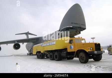 Un aereo da carico C 5 Galaxy si realimenta all'aeroporto internazionale di Manas, Bishkek, Kirghizistan, all'arrivo dalla base aerea di Ramstein, Germania, a sostegno di un'operazione CHE PERDURERÀ LA LIBERTÀ. Subject Operation/Series: ENDURING FREEDOM base: Manas International Airport Paese: Kirghizistan (KGZ) Scene Major Command mostrato: USAFE Foto Stock