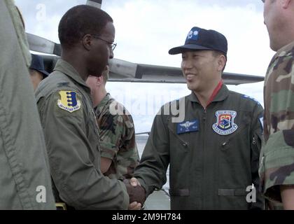 US Air Force (USAF) Colonel (col) ed Rice, 28th Air Expeditionary Wing (AEW) Commander, accoglie Repubblica di Corea (ROK) Air Force Brigadier General (BG)(SELECT) Kim Deuk Hwan, in una posizione operativa in avanti, a sostegno dell'operazione CHE PERSEGUE LA LIBERTÀ. Soggetto operativo/Serie: ENDURING FREEDOM base: Diego Garcia Paese: British Indian Ocean Territory (IOT) Foto Stock