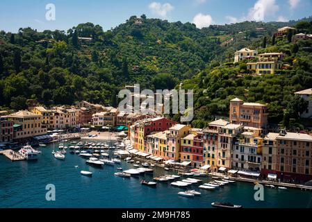 Vista panoramica sulla città costiera, Portofino, Italia Foto Stock