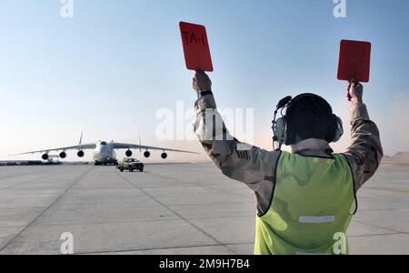 Un equipaggio di Transient Alert (TA) delle forze aeree statunitensi della 405th Air Expeditionary Wing (AEW) scaglia un Antonov AN-225 ucraino Mriya, il più grande aereo del mondo, al suo posto di parcheggio durante l'operazione CHE PERDURERÀ LA LIBERTÀ. Subject Operation/Series: ENDURING FREEDOM base: Thumrait Air base Paese: Oman (OMN) Foto Stock