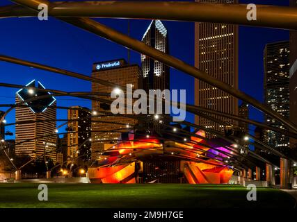 Il Padiglione Jay Pritzker illuminato di notte, Millennium Park, Chicago, Illinois, USA Foto Stock
