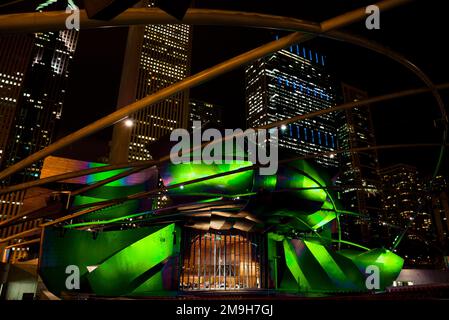 Il Padiglione Jay Pritzker illuminato di notte, Millennium Park, Chicago, Illinois, USA Foto Stock