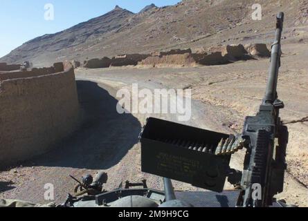 Una vista dalla cima della torretta di un veicolo blindato leggero-25 (LAV-25) assegnato ai Marines dalla Alpha Company, secondo battaglione blindato di ricognizione blindato, 26th unità di spedizione marina (operazioni speciali in grado) sulla pattuglia vicino all'aeroporto internazionale di Kandahar, Kandahar, Afghanistan, durante L'OPERAZIONE CHE PERDURERÀ LA LIBERTÀ. La pistola a catena M242 25mm con caricatore completo copre la strada davanti al veicolo. Oggetto operazione/Serie: ENDURING FREEDOM base: Aeroporto internazionale di Kandahar Paese: Afghanistan (AFG) scena comando maggiore mostrato: 26 MEU Foto Stock