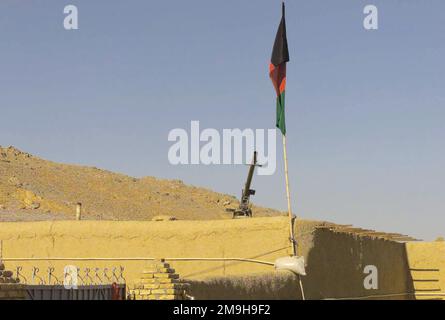 Con la nuova bandiera afghana che vola in primo piano, un tubo di mortaio si trova in cima a un composto anti-talebano vicino all'aeroporto internazionale di Kandahar, Kandahar, Afghanistan durante L'OPERAZIONE CHE PERDURERÀ LA LIBERTÀ. Oggetto operazione/Serie: ENDURING FREEDOM base: Aeroporto internazionale di Kandahar Paese: Afghanistan (AFG) scena comando maggiore mostrato: 26 MEU Foto Stock