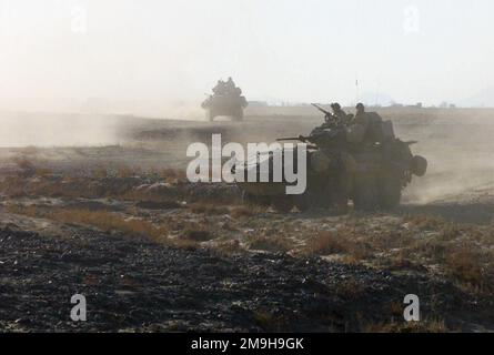 Inneschendo un po' di una nuvola di polvere, due Marine LAV-25s (Light Armored Vehicle-25) con Alpha Company, secondo Battaglione di ricognizione con armatura leggera, 26th Marine Expeditionary Unit (Special Operations Capable) conducono una pattuglia montata. La pistola a catena M242 25mm montata nella torretta è chiaramente visibile. Anche con la sua mitragliatrice da 7,62 mm presidiata da un Marine. I LAV sono vicini all'aeroporto internazionale di Kandahar, Kandahar, Afghanistan, durante L'OPERAZIONE CHE PERDURANO LA LIBERTÀ. Oggetto operazione/Serie: ENDURING FREEDOM base: Aeroporto internazionale di Kandahar Paese: Afghanistan (AFG) scena comando maggiore mostrato: 26 M. Foto Stock