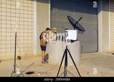 James H. Glass, USMC, (uniforme) MWSS-371 (Marine Wing Support Squadron), Yuma, Arizona crea una stazione meteorologica portatile MIDDS-T (Meteorologia ed Oceanografia Integrated Data Display System Tactical) con il tenente della Marina Timothy B. Smith, USN, NAVPACMETOCCEN (Naval Pacific Meteorology and Oceanography Center), San Diego, CA. L'unità sarà utilizzata a sostegno delle operazioni a Camp Doha durante l'operazione CHE PERDURERÀ LA LIBERTÀ. Subject Operation/Series: ENDURING FREEDOM base: Camp Doha Paese: Kuwait (KWT) Scene Major Command mostrato: CJTF Foto Stock