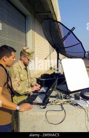 James H. Glass, USMC, (uniforme) MWSS-371 (Marine Wing Support Squadron), Yuma, Arizona crea una stazione meteorologica portatile MIDDS-T (Meteorologia ed Oceanografia Integrated Data Display System Tactical) con il tenente della Marina Timothy B. Smith, USN, NAVPACMETOCCEN (Naval Pacific Meteorology and Oceanography Center), San Diego, CA. L'unità sarà utilizzata a sostegno delle operazioni a Camp Doha durante l'operazione CHE PERDURERÀ LA LIBERTÀ. Subject Operation/Series: ENDURING FREEDOM base: Camp Doha Paese: Kuwait (KWT) Scene Major Command mostrato: CJTF Foto Stock