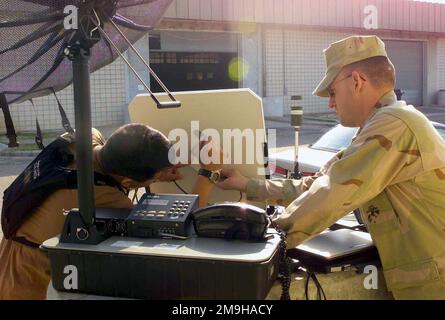 James H. Glass, USMC, (uniforme) MWSS-371 (Marine Wing Support Squadron), Yuma, Arizona crea una stazione meteorologica portatile MIDDS-T (Meteorologia ed Oceanografia Integrated Data Display System Tactical) con il tenente della Marina Timothy B. Smith, USN, NAVPACMETOCCEN (Naval Pacific Meteorology and Oceanography Center), San Diego, CA. L'unità sarà utilizzata a sostegno delle operazioni a Camp Doha durante l'operazione CHE PERDURERÀ LA LIBERTÀ. Subject Operation/Series: ENDURING FREEDOM base: Camp Doha Paese: Kuwait (KWT) Scene Major Command mostrato: CJTF Foto Stock