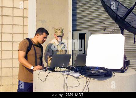 James H. Glass, USMC, (uniforme) MWSS-371 (Marine Wing Support Squadron), Yuma, Arizona crea una stazione meteorologica portatile MIDDS-T (Meteorologia ed Oceanografia Integrated Data Display System Tactical) con il tenente della Marina Timothy B. Smith, USN, NAVPACMETOCCEN (Naval Pacific Meteorology and Oceanography Center), San Diego, CA. L'unità sarà utilizzata a sostegno delle operazioni a Camp Doha durante l'operazione CHE PERDURERÀ LA LIBERTÀ. Subject Operation/Series: ENDURING FREEDOM base: Camp Doha Paese: Kuwait (KWT) Scene Major Command mostrato: CJTF Foto Stock