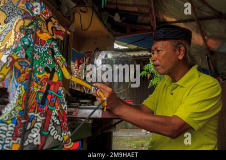 Yogyakarta, Indonesia. 18th Jan, 2023. Un artista indonesiano Iskandar Hardjodimuljo crea burattini da rifiuti di plastica presso la galleria Wayang Uwuh a Yogyakarta, Indonesia il 18 gennaio 2023. La realizzazione di burattini Uwuh o spazzatura con materie prime di plastica di scarto come il cartone e il cartone usato, così come le bottiglie di plastica di scarto e contenitori di cibo è uno sforzo per fare campagna al pubblico per essere più saggio nella riduzione dei rifiuti di plastica in Indonesia. (Foto di FREEDY TUNGGA/INA PHOTO AGENCY/SIPA USA) Credit: Sipa USA/Alamy Live News Foto Stock