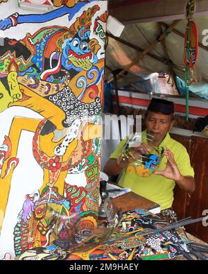 Yogyakarta, Indonesia. 18th Jan, 2023. Un artista indonesiano Iskandar Hardjodimuljo crea burattini da rifiuti di plastica presso la galleria Wayang Uwuh a Yogyakarta, Indonesia il 18 gennaio 2023. La realizzazione di burattini Uwuh o spazzatura con materie prime di plastica di scarto come il cartone e il cartone usato, così come le bottiglie di plastica di scarto e contenitori di cibo è uno sforzo per fare campagna al pubblico per essere più saggio nella riduzione dei rifiuti di plastica in Indonesia. (Foto di FREEDY TUNGGA/INA PHOTO AGENCY/SIPA USA) Credit: Sipa USA/Alamy Live News Foto Stock