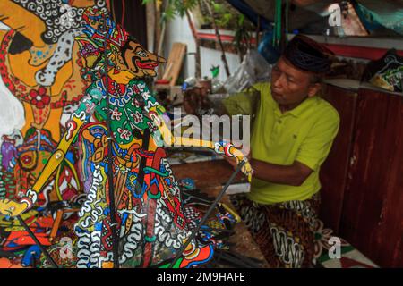 Yogyakarta, Indonesia. 18th Jan, 2023. Un artista indonesiano Iskandar Hardjodimuljo crea burattini da rifiuti di plastica presso la galleria Wayang Uwuh a Yogyakarta, Indonesia il 18 gennaio 2023. La realizzazione di burattini Uwuh o spazzatura con materie prime di plastica di scarto come il cartone e il cartone usato, così come le bottiglie di plastica di scarto e contenitori di cibo è uno sforzo per fare campagna al pubblico per essere più saggio nella riduzione dei rifiuti di plastica in Indonesia. (Foto di FREEDY TUNGGA/INA PHOTO AGENCY/SIPA USA) Credit: Sipa USA/Alamy Live News Foto Stock