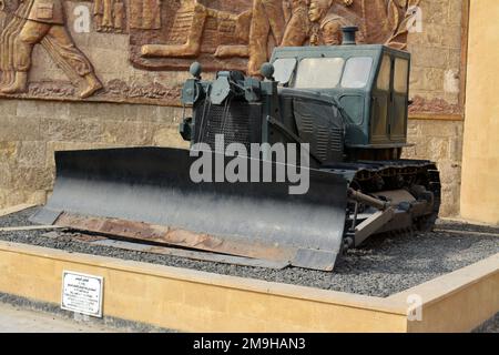 Cairo, Egitto, gennaio 7 2023: Bulldozer URSS utilizzato nella costruzione di barriere di sabbia e trincee nel mese di ottobre 1973 guerra dalle forze armate nazionali egiziane Foto Stock