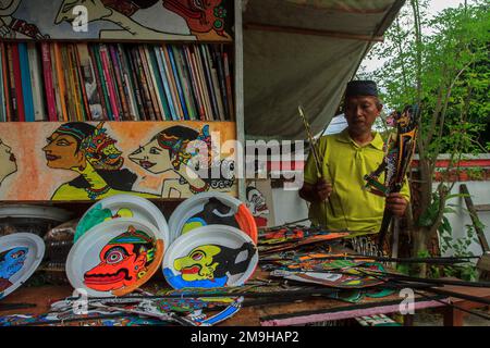 Yogyakarta, Indonesia. 18th Jan, 2023. Un artista indonesiano Iskandar Hardjodimuljo crea burattini da rifiuti di plastica presso la galleria Wayang Uwuh a Yogyakarta, Indonesia il 18 gennaio 2023. La realizzazione di burattini Uwuh o spazzatura con materie prime di plastica di scarto come il cartone e il cartone usato, così come le bottiglie di plastica di scarto e contenitori di cibo è uno sforzo per fare campagna al pubblico per essere più saggio nella riduzione dei rifiuti di plastica in Indonesia. (Foto di FREEDY TUNGGA/INA PHOTO AGENCY/SIPA USA) Credit: Sipa USA/Alamy Live News Foto Stock