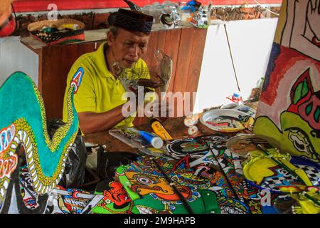 Yogyakarta, Indonesia. 18th Jan, 2023. Un artista indonesiano Iskandar Hardjodimuljo crea burattini da rifiuti di plastica presso la galleria Wayang Uwuh a Yogyakarta, Indonesia il 18 gennaio 2023. La realizzazione di burattini Uwuh o spazzatura con materie prime di plastica di scarto come il cartone e il cartone usato, così come le bottiglie di plastica di scarto e contenitori di cibo è uno sforzo per fare campagna al pubblico per essere più saggio nella riduzione dei rifiuti di plastica in Indonesia. (Foto di FREEDY TUNGGA/INA PHOTO AGENCY/SIPA USA) Credit: Sipa USA/Alamy Live News Foto Stock