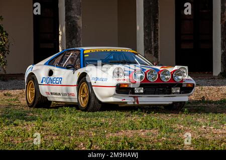 Vista laterale di Ferrari 308GTB GR 4 auto da rally parcheggiata su prato Foto Stock