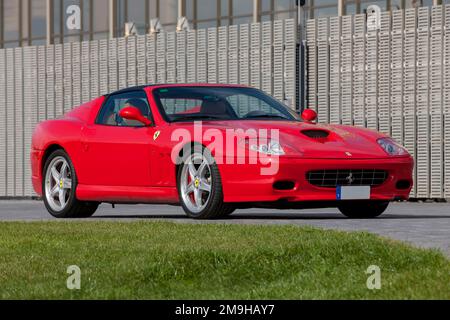 Vista frontale della Ferrari 575M Superamerica rossa Foto Stock