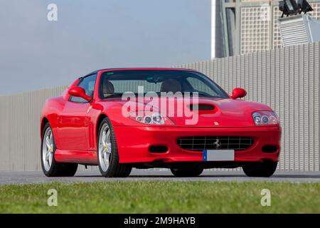 Vista frontale della Ferrari 575M Superamerica rossa Foto Stock