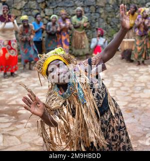 La gente di Echuya Batwa, spesso conosciuta come pygmies, che ballava nell'Uganda sudoccidentale. Foto Stock