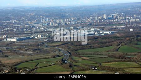 Vista aerea dello skyline della città di Leeds da est, guardando dall'altra parte dell'autostrada M1 Foto Stock