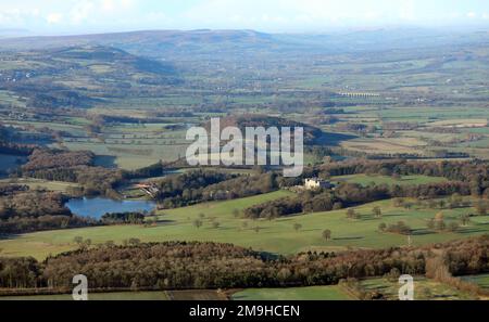 Vista aerea che guarda ad ovest attraverso la Harewood House Estate verso il Viadotto di Arthington, Otley, Ilkley e le colline Pennine in lontananza Foto Stock