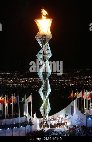 I membri della squadra di hockey olimpica della medaglia d'oro degli Stati Uniti del 1980 si trovano sotto la fiamma olimpica dopo averla illuminata, allo stadio olimpico Rice-Eccles, durante le cerimonie di apertura delle OLIMPIADI INVERNALI del 2002 a Salt Lake City. Soggetto operativo/Serie: OLIMPIADI INVERNALI 2002 base: Salt Lake City Stato: Utah (UT) Paese: Stati Uniti d'America (USA) Foto Stock