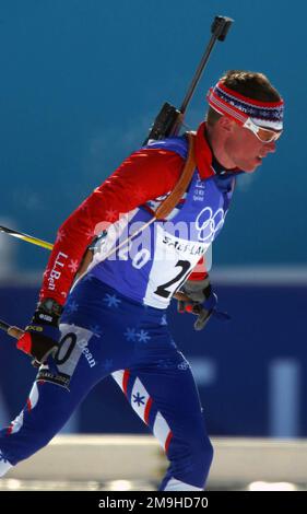 Con il suo fucile bolt-action di calibro .22 sbattuto sulla schiena, Lawton Redman, campione del mondo di atleta Sergente (SGT), entra nello stadio di Soldier Hollow nella gara maschile di Biathlon Sprint del 10km durante i GIOCHI OLIMPICI INVERNALI del 2002. SGT Redman terminerà la gara in 54th, 2:51,1 alle spalle del leader. Soggetto operativo/Serie: Giochi OLIMPICI INVERNALI 2002 base: Midway Stato: Utah (UT) Paese: Stati Uniti d'America (USA) Foto Stock