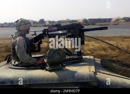 Sergente (SGT) Dorian L Majano da 1st BN (Battaglione), 187 reggimento fanteria stand orologio da un M1043 High-Mobility Multipurpose Wheel Vehicle (HMMWV) in una base operativa in avanti nella zona operation ENDURING FREEDOM. Davanti alla SGT Majano è montato un lanciatore di granate MK19 e alla sua sinistra è un'arma automatica M249 Squad (SAW). Un rotolo di filo per concertina si siede davanti a lui. Soggetto operazione/Serie: ENDURING FREEDOM Paese: Unknown Scene Major Command mostrato: 187th Regimento di Fanteria Foto Stock