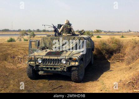 Sergente (SGT) Dorian L Majano da 1st BN (Battaglione), 187 reggimento fanteria stand orologio da un M1043 High-Mobility Multipurpose Wheel Vehicle (HMMWV) in una base operativa in avanti nella zona operation ENDURING FREEDOM. Davanti alla SGT Majano è montato un lanciatore di granate MK19 e alla sua sinistra è un'arma automatica M249 Squad (SAW). Soggetto operazione/Serie: ENDURING FREEDOM Paese: Unknown Scene Major Command mostrato: 187th Regimento di Fanteria Foto Stock