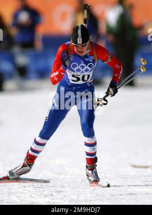 In gara per il Biathlon, Andrea Nahrgang, SPECIALISTA mondiale dell'atleta (SPC), USA, con il suo fucile da tiro con i bulloni del calibro .22, sillato sulla schiena, Lascia il campo di tiro per la prima volta a Soldier Hollow dopo aver raggiunto tutti e cinque i bersagli durante il concorso Pursuit femminile 10km nei GIOCHI OLIMPICI INVERNALI del 2002. SPC Nahrgang ha terminato la gara 47th assoluta, 6:34,0 alle spalle del leader. Soggetto operativo/Serie: Giochi OLIMPICI INVERNALI 2002 base: Salt Lake City Stato: Utah (UT) Paese: Stati Uniti d'America (USA) Foto Stock