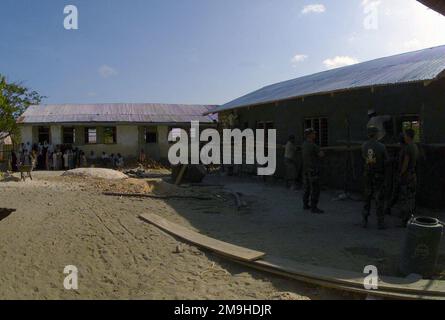 Una visione dei Marini della 13th unità di spedizione marina (Special Operations Capable) (MEU (SOC)) che costruisce una nuova scuola a Faza. La scuola è stata costruita come parte delle relazioni con la comunità durante l'esercizio DI BORDO MALLET 02 in Kenya. Oggetto operazione/Serie: EDGE MALLET 02 base: Faza Stato: Coast Paese: Kenya (KEN) Scene Major Command mostrato: 13 MEU Foto Stock