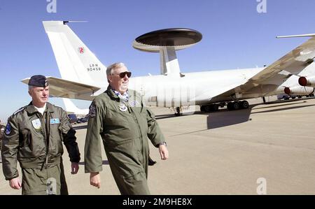 020222-F-3050V-009. [Completa] Caption scena: Il colonnello dell'aeronautica norvegese (col) Roy Olsen (a sinistra), l'Organizzazione del trattato del Nord Atlantico (NATO) il sistema di avvertimento e controllo aereo (AWACS) ha dispiegato il comandante di distacco che accompagna il Segretario dell'aeronautica (SECAF) James G. Roche in un tour della rampa NATO a Tinker AFB, Oklahoma. SECAF Roche si è recata a Tinker in particolare per ringraziare la comunità AWACS e gli equipaggi della NATO per le lunghe ore e il duro lavoro che hanno dedicato alla sicurezza nazionale. Gli equipaggi della NATO AWACS, composti da dodici nazioni partecipanti, si sono schierati negli Stati Uniti la prima settimana di ottobre Foto Stock