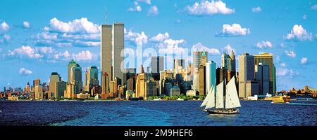 Skyline con Manhattan e Twin Towers sotto il cielo blu, New York City, USA Foto Stock