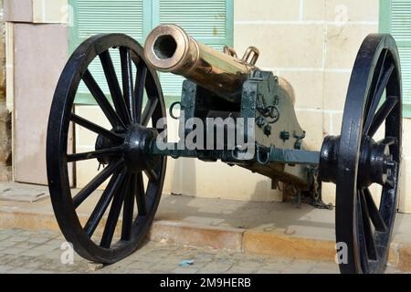 Un vecchio cannone di iftar Ramadan antico che ha usato per sparare per annunciare il tempo che i musulmani rompono il loro digiuno nel Ramadan al tramonto che si trova al Cairo Foto Stock