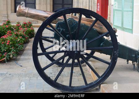 Un vecchio cannone di iftar Ramadan antico che ha usato per sparare per annunciare il tempo che i musulmani rompono il loro digiuno nel Ramadan al tramonto che si trova al Cairo Foto Stock