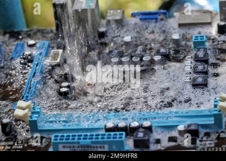 Pulire la scheda madre del computer con acqua e detergente. Foto Stock